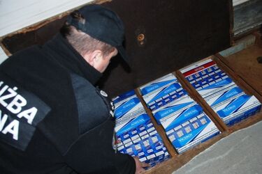 Papierosy za 100 tys. zł ukryto w podłodze tira