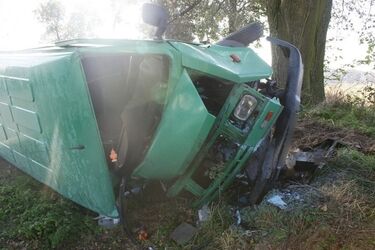 Trzy osoby trafiły do szpitala po zderzeniu ciężarówki z ciągnikiem