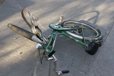 64-letni rowerzysta wjechał wprost pod samochód. Nie przeżył wypadku