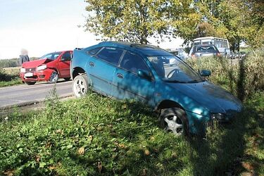 Zderzyły się 3 samochody, jeden znalazł się w rowie