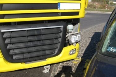 Tir uderzył w opla. 26-latek trafił do szpitala