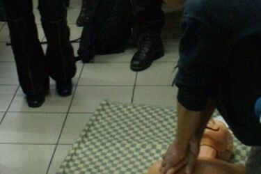 Bezdomni przed zimą uczą się pierwszej pomocy