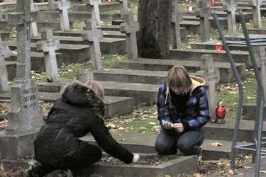 Wolontariusze z "Budowlanki" posprzątali Cmentarz Wojskowy