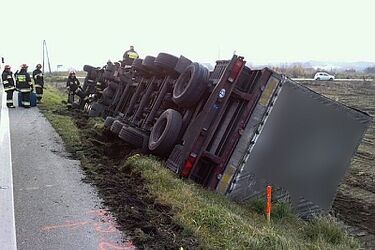 "Ósemka": Wywrócił się czeski tir