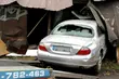 Białystok: Spektakularny poślizg jaguara zakończył się na garażu 