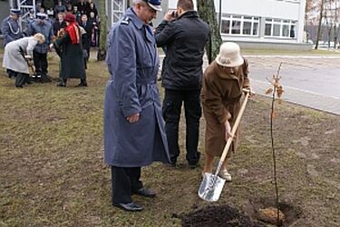 23 dęby upamiętniły białostockich policjantów zamordowanych w Katyniu