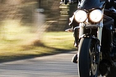 Wypadek trzech pojazdów. Motocyklista doznał urazu kręgosłupa