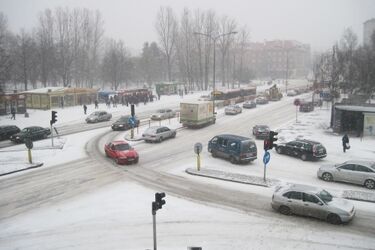 Białystok pokryty śniegiem. Już jeżdżą pługoposypywarki