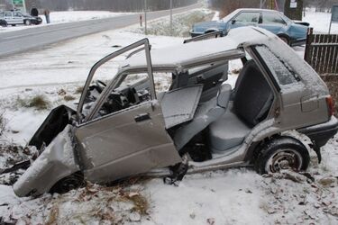 Zima na drogach: zderzenie dwóch "osobówek" i tira