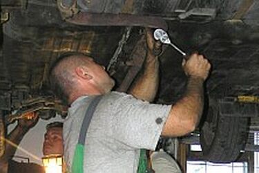 Samochód przygniótł leżącego pod nim mężczyznę