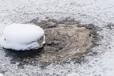 Mężczyzna o mały włos nie utonął w przeręblu