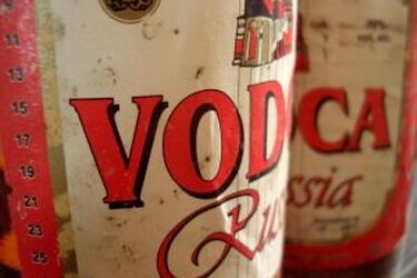 Podlaskie: destylarnia w stodole. Odkryto alkohol na 32 tys. butelek wódki