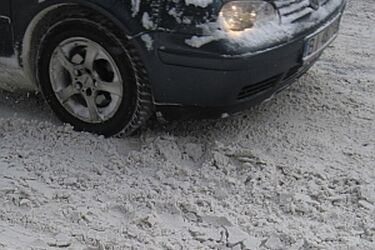Kolejny atak zimy. Miasto próbuje radzić sobie ze śniegiem
