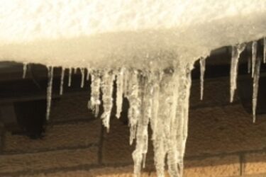 Uważajmy na sople i nawisy śnieżne