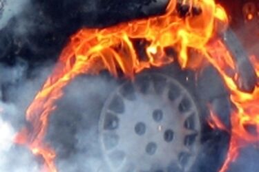 Pijany wjechał do rowu. Zapalił się mu samochód
