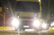 Ciężarówka najechała na leżącą w śniegu kobietę