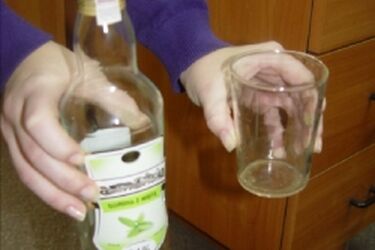 14-letni gimnazjalista wypił w szkole pół litra wina