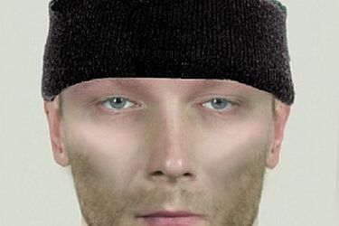 Sterroryzował pracownicę sklepu jubilerskiego. Policja szuka przestępcy