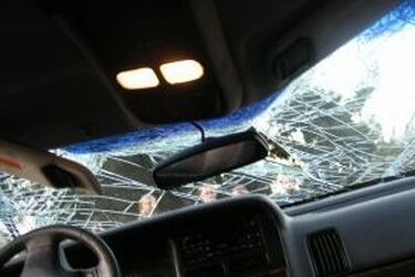 Drzewo przygniotło samochód. Dwie osoby w szpitalu