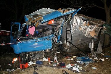 Tragedia podczas wyprzedzania autobusu. Nie żyje kierowca tira