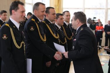 Białystok: odznaczono strażaków gaszących płonące cysterny