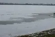 Na środku zamarzniętego jeziora leżał mężczyzna. Był pijany