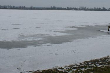 Na środku zamarzniętego jeziora leżał mężczyzna. Był pijany