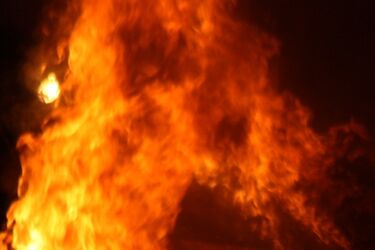 Próbował ugasić pożar domu. Sam zginął w płomieniach