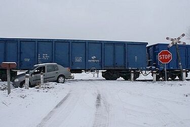 Kierowca osobówki wjechał wprost pod pociąg