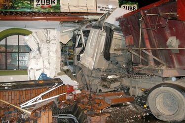 Wasilków: ciężarówka wjechała w sklep