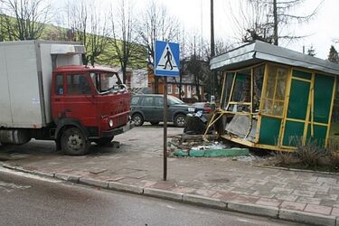 Ciężarówka staranowała kiosk. W środku była sprzedawczyni