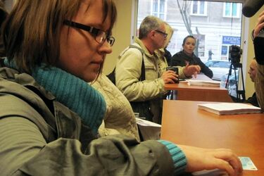 Pasażerowie komunikacji miejskiej odebrali pierwsze e-bilety [wideo]