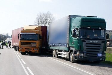 Tragedia na "19": mężczyzna zginął przygnieciny naczepą tira