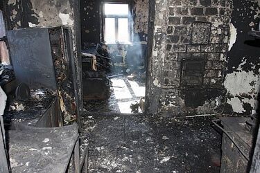 W zgliszczach domu znaleziono zwłoki mężczyzny