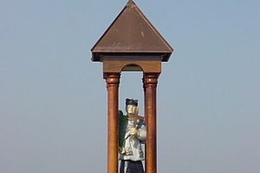 Na moście przy Świętojańskiej stanie rzeźba patrona ulicy