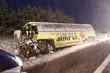 Zderzenie autokaru z ciężarówką. Dwie osoby w szpitalu