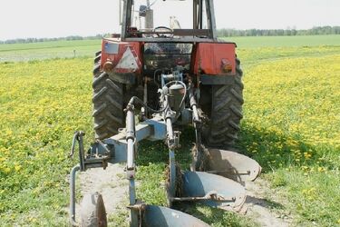 Pług rolniczy uderzył w dziecko. Nie żyje 4-letnia dziewczynka