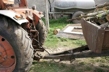 Mężczyzna zginął przygnieciony przyczepą ciągnika