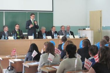Studenci  w rolach polityków. Debata o systemie partyjnym na Wydziale Zarządznia PB