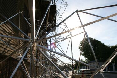 Drewno i aluminium. Oryginalna instalacja na Młynowej