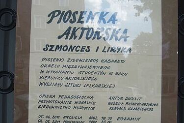 Studenci Akademii Teatralnej śpiewają żydowskie piosenki