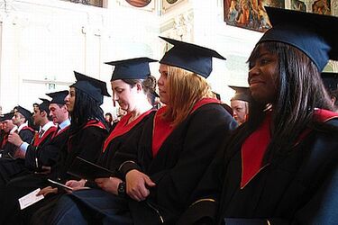 Zagraniczni studenci z dyplomami ukończenia UMB