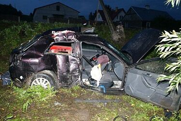 Wpadł w poślizg i uderzył w słup. Zginęły dwie osoby