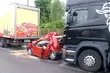 Osobówkę przygniotły dwa tiry. Są cieżko ranni