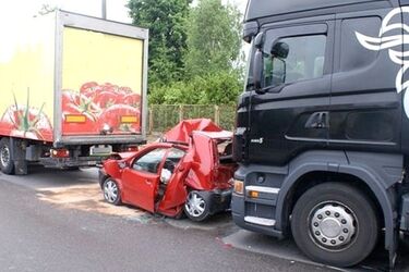 Osobówkę przygniotły dwa tiry. Są cieżko ranni