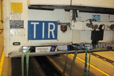 TIR przemycał ponad 18 tys. paczek papierosów