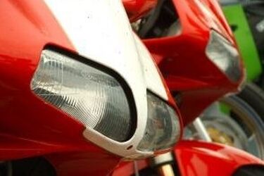 Dwa wypadki z udziałem motocykli. Są ranni