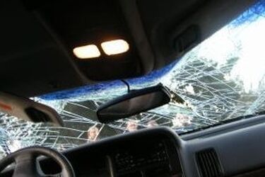 Po uderzeniu auta w drzewo dowie osoby trafiły do szpitala