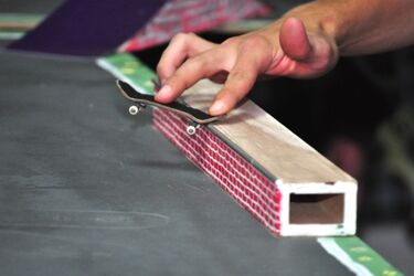 Fingerboard. Zawody na miniaturowych deskorolkach