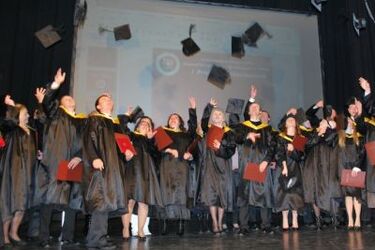 Absolwenci wileńskiej filii Uniwersytetu w Białymstoku  z dyplomami